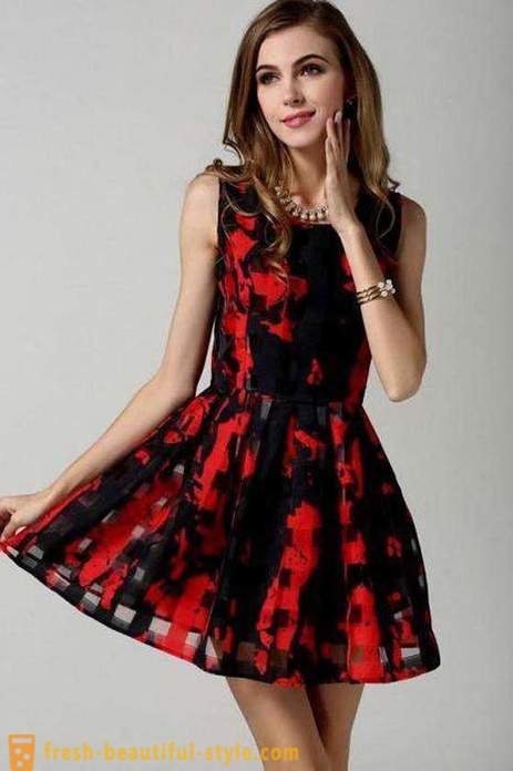 Juoda suknelė su raudonais: stilių, ką dėvėti