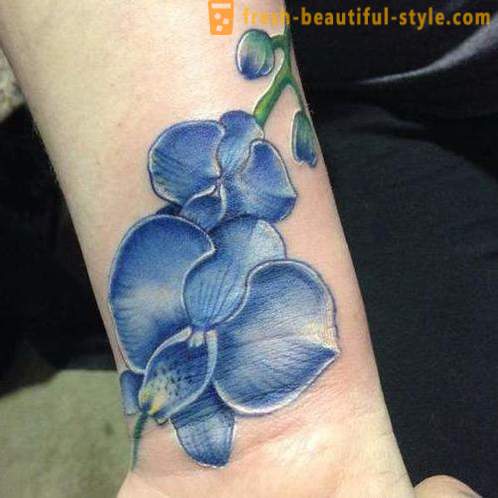 Gėlių tatuiruotė dėl mergaitės riešo. vertė