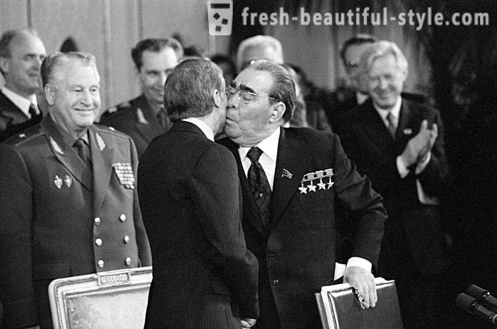 Kaip pasaulio lyderiai bandė išvengti bučiavosi Brežnevas