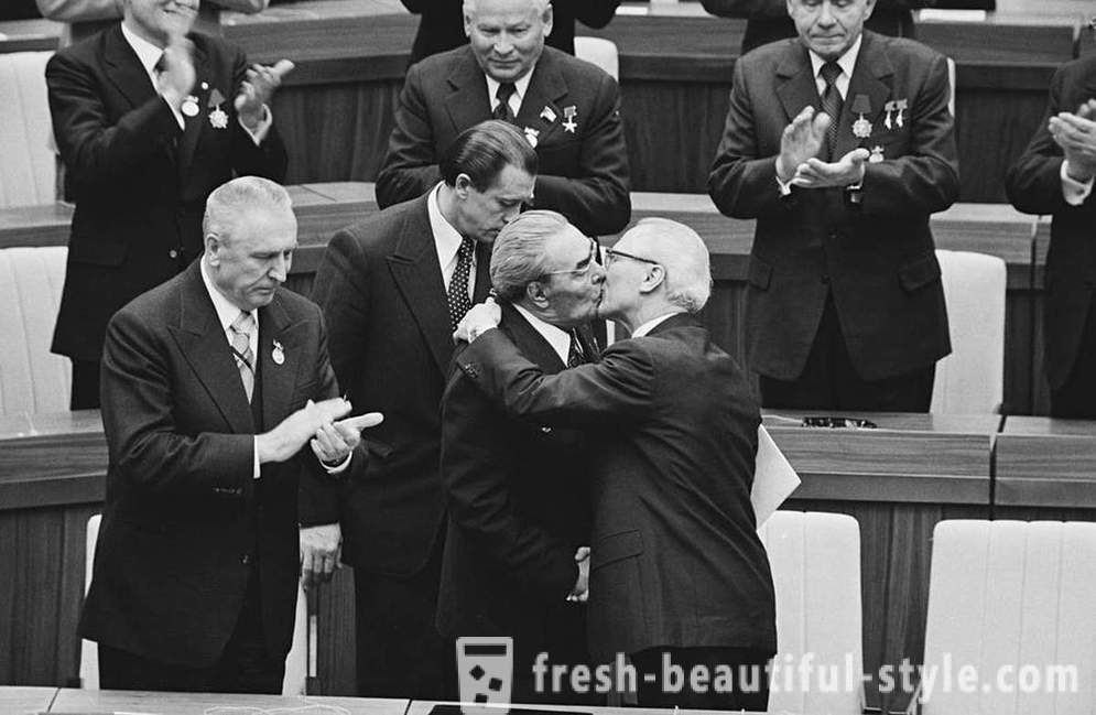 Kaip pasaulio lyderiai bandė išvengti bučiavosi Brežnevas