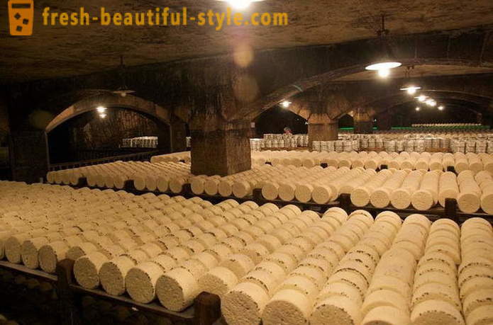 Gamybos procesas Prancūzijos Rokforo sūris iš senų receptų