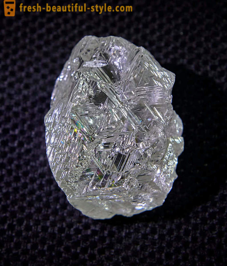 Be Jakutijoje rado unikalų deimantas sveria beveik 200 karatų