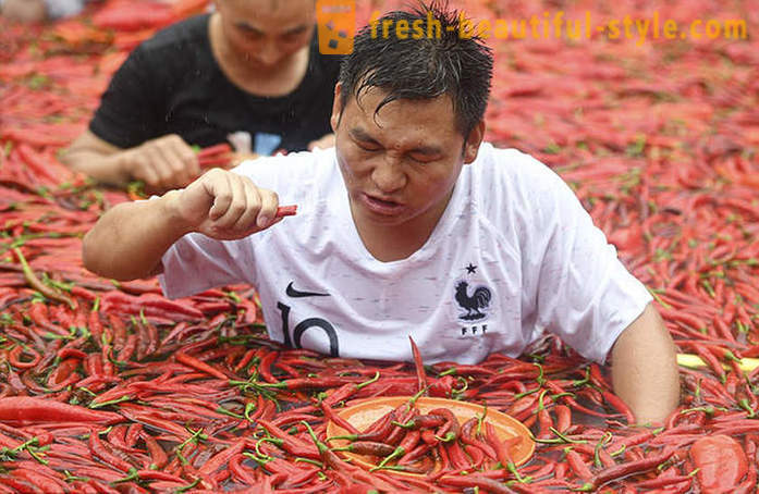 Ne už silpnumą širdies: Kinijoje buvo konkurencijos valgymo pipirai greičio