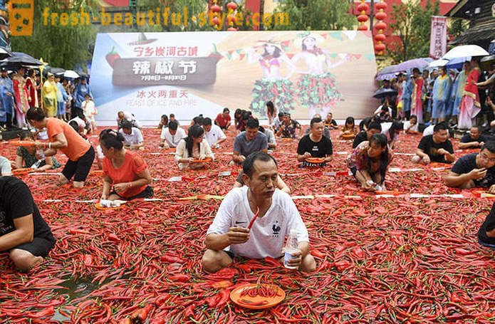 Ne už silpnumą širdies: Kinijoje buvo konkurencijos valgymo pipirai greičio
