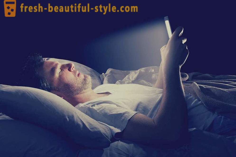 Mokslininkai atrado, kodėl jūs negalite miegoti su savo išmanųjį telefoną
