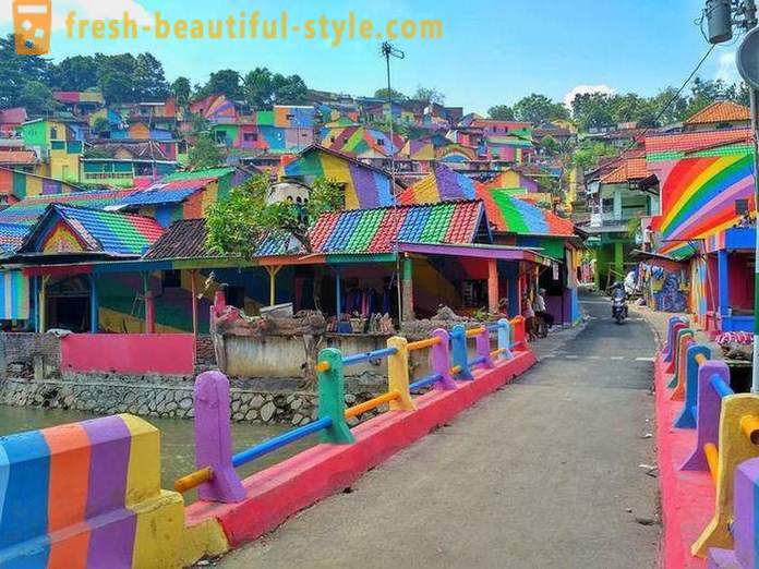 Namai Indonezijos kaime dažytos visomis vaivorykštės spalvomis