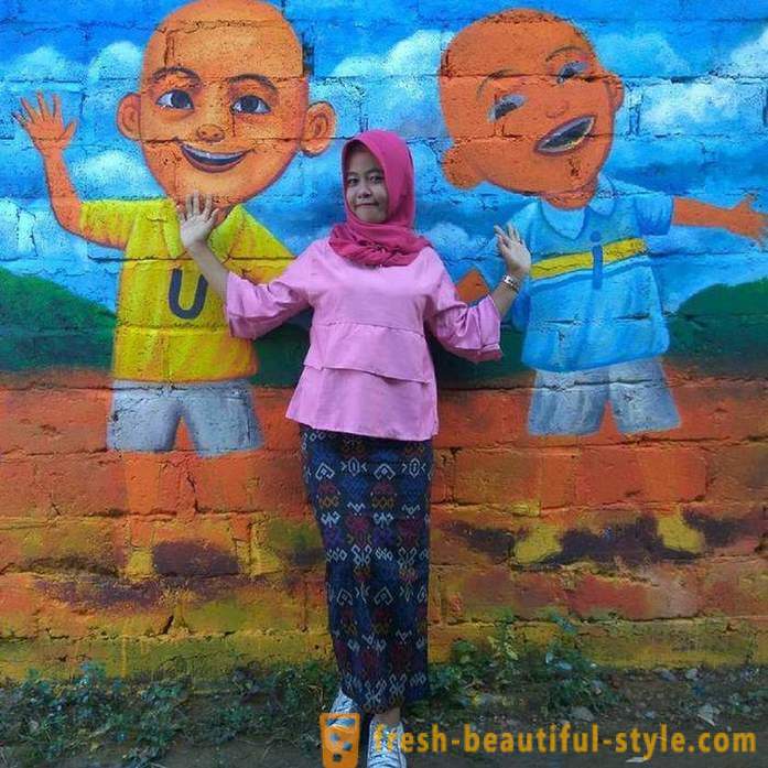 Namai Indonezijos kaime dažytos visomis vaivorykštės spalvomis