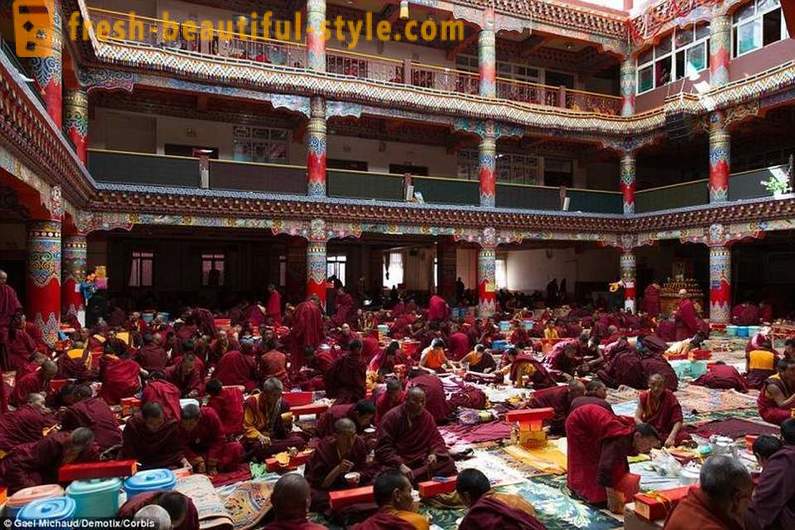 Didžiausias budistų akademija pasaulyje 40.000 TV vienuolių uždrausta, tačiau leido iPhone