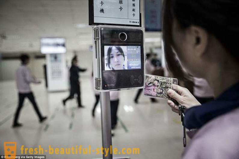 Britų žiniasklaida parodė kasdienį žmonių gyvenimą, kuris surenka Kinijoje iPhone