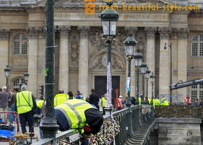 Milijono įrodymai meilės pašalintas iš Pont des Arts Paryžiuje