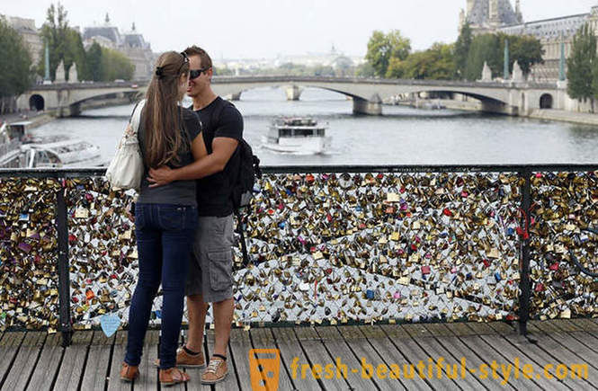Milijono įrodymai meilės pašalintas iš Pont des Arts Paryžiuje