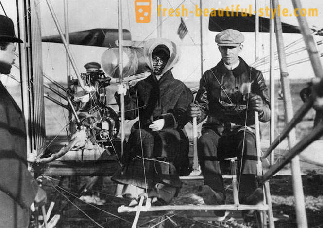 Pirmasis pilotuojamuose skrydžių lėktuvu