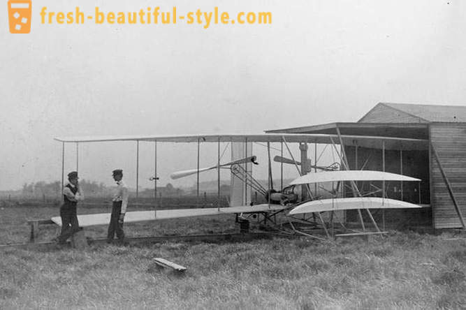 Pirmasis pilotuojamuose skrydžių lėktuvu