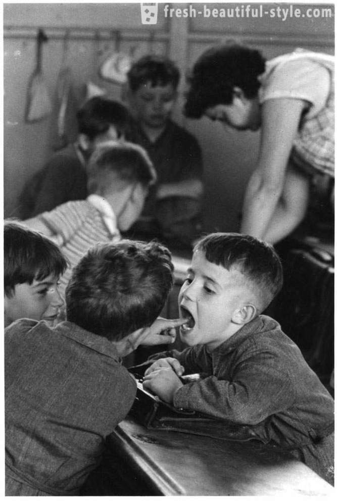 Vaikai apie paveikslėlį Photo by Robert Doisneau