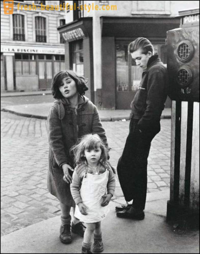 Vaikai apie paveikslėlį Photo by Robert Doisneau