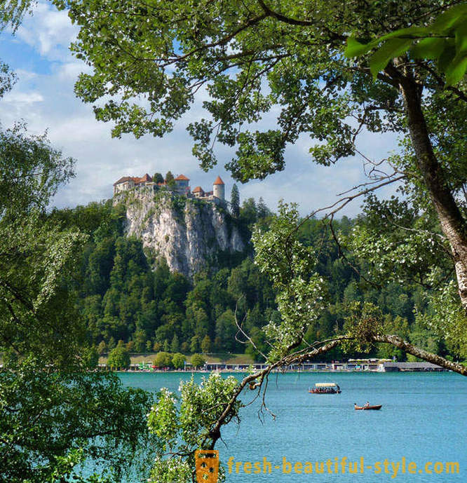 Bledo ežeras, padengtas legendų