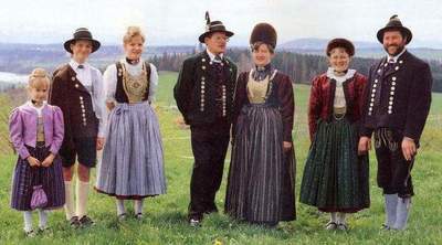 Vokietijos Tautiniai kostiumai moterims, vyrams ir vaikams. etninės drabužiai