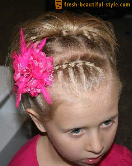 Holiday šukuosena vidutinio plaukų su savo rankas (žr nuotrauką). Vaikų švenčių šukuosena vidutinio plaukų