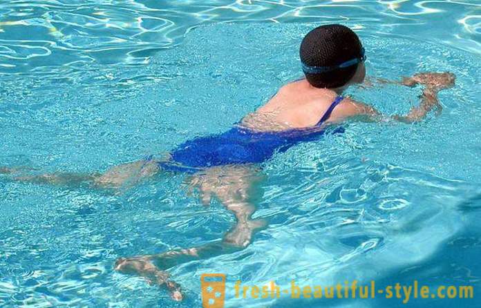 Plaukimas krūtine: technika ir metodai
