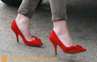 Raudoni batai: ką dėvėti?